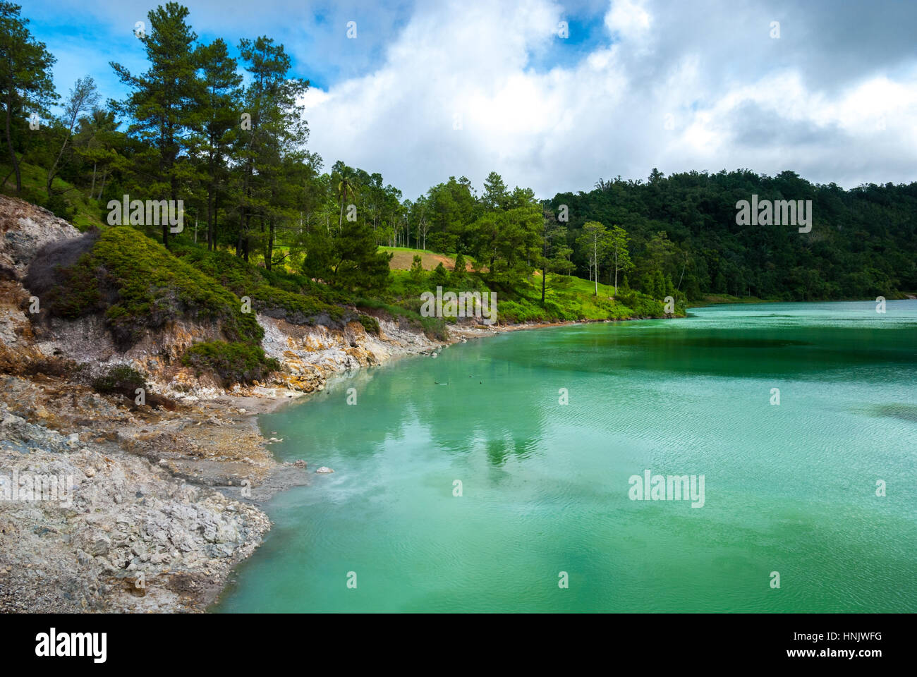 Un paysage du lac Linow, un lac volcanique à Lahendong, Tomohon du Sud, Tomohon, Sulawesi du Nord, Indonésie. Banque D'Images
