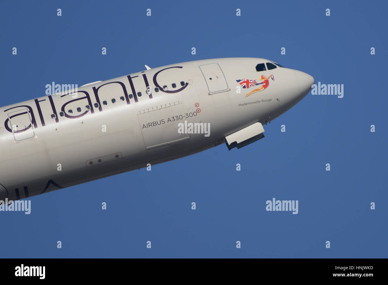 Virgin Atlantic Airways Airbus A330-300 G-VKSS 'Mademoiselle' rouge décollant de l'aéroport Heathrow de Londres, dans le ciel bleu Banque D'Images Virgin Atlantic Airways Airbus A330-300 G-VKSS 'Mademoiselle' rouge décollant de l'aéroport Heathrow de Londres, dans le ciel bleu Banque D'Images