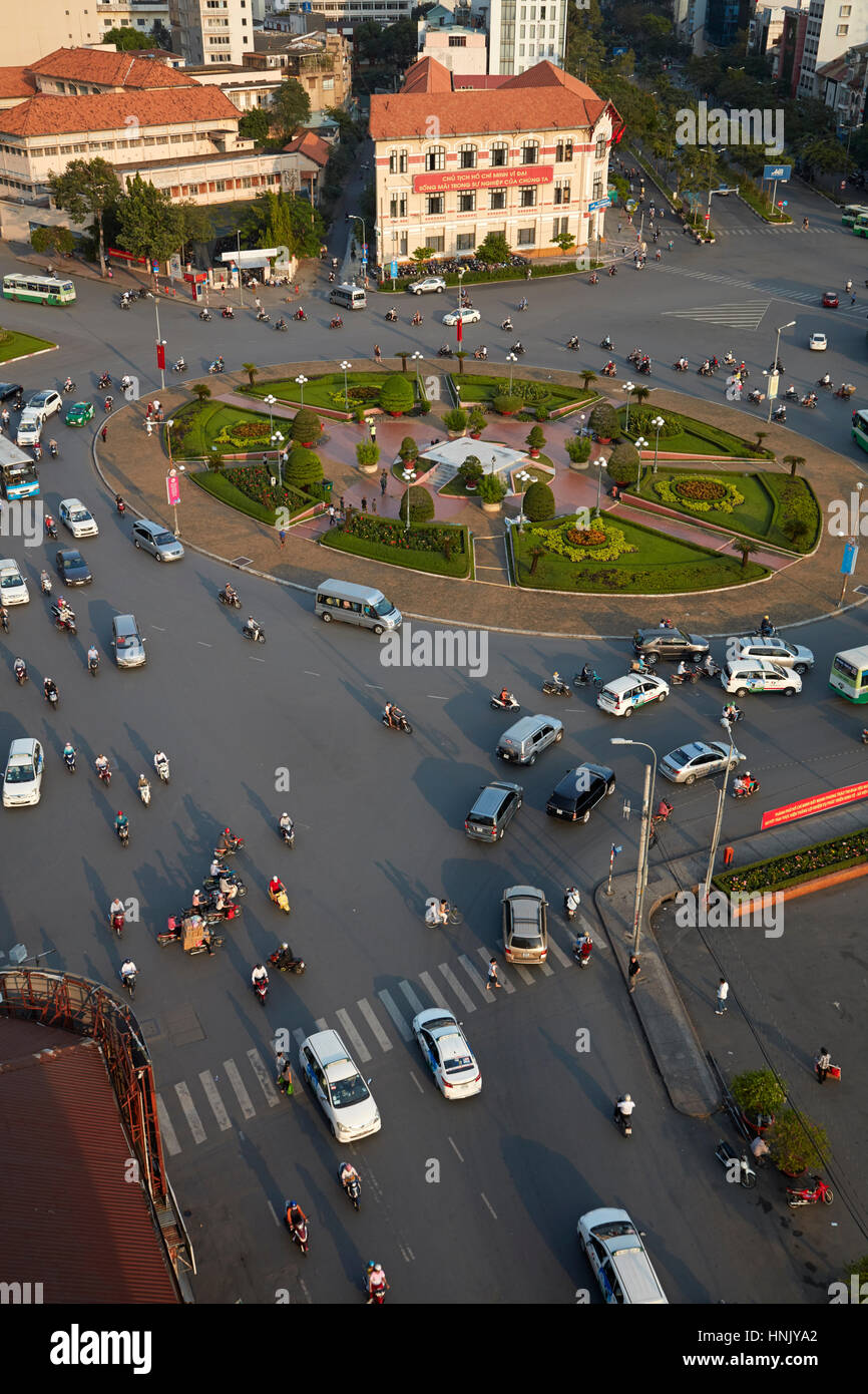 Le trafic au rond-point de Ben Thanh, Ho Chi Minh Ville (Saigon), Vietnam Banque D'Images