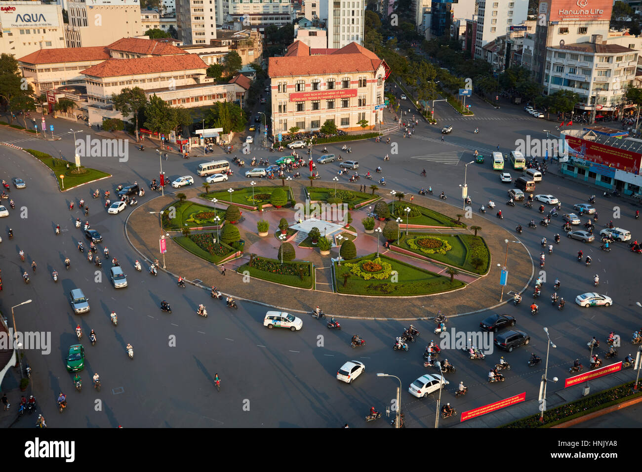 Le trafic au rond-point de Ben Thanh, Ho Chi Minh Ville (Saigon), Vietnam Banque D'Images