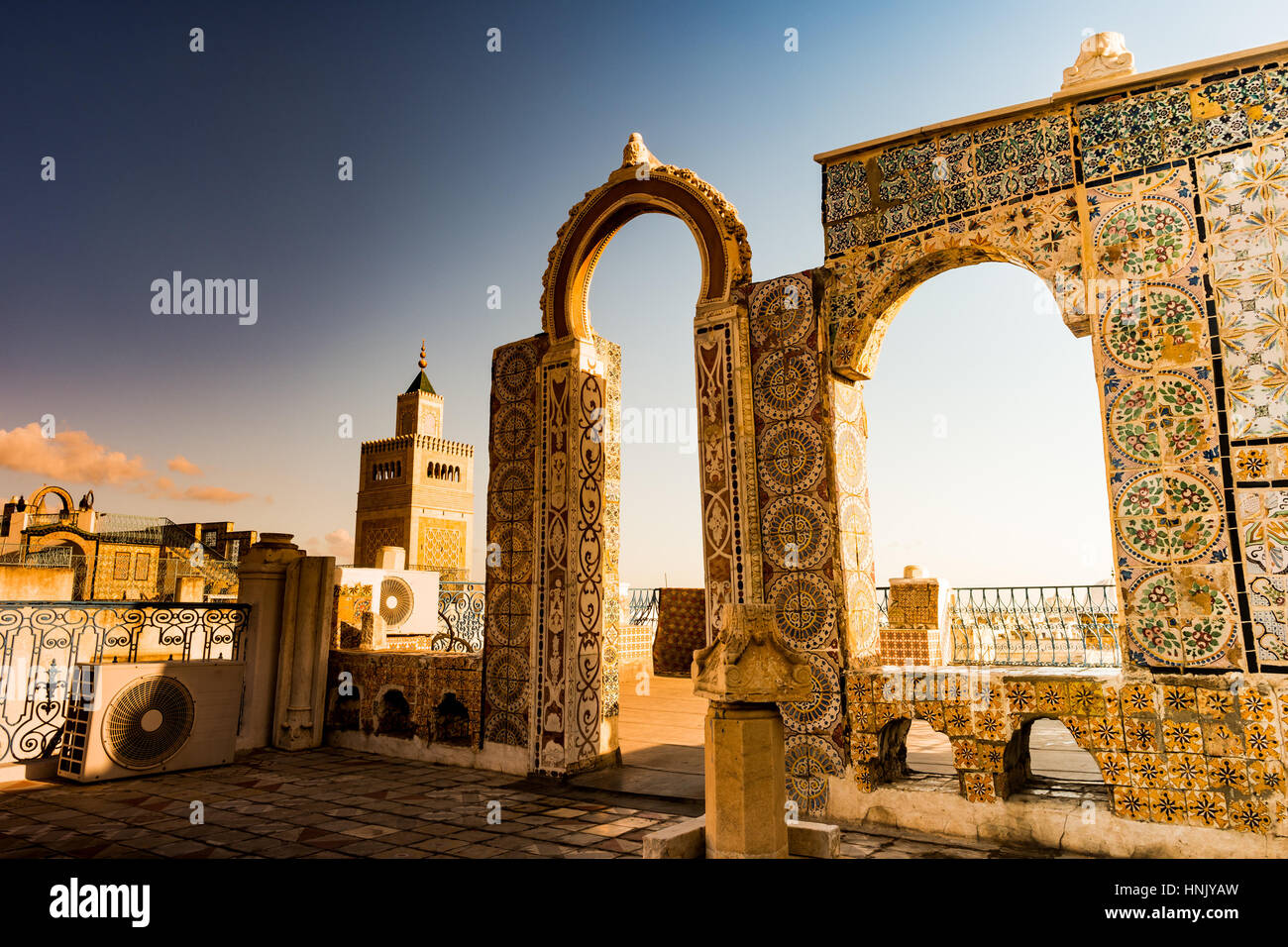 Détail de l'architecture arabe traditionnelle dans les rues à l'aube avec des rayons du soleil. La Tunisie, l'Afrique du Nord. Banque D'Images