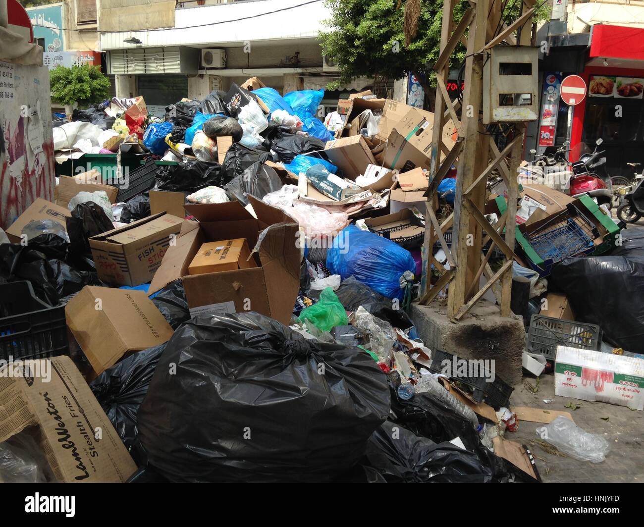 Les ordures se sont accumulées dans les rues Makdesi à Hamra, Beyrouth, Liban, un signe de corruption gouvernementale libanaise. Banque D'Images