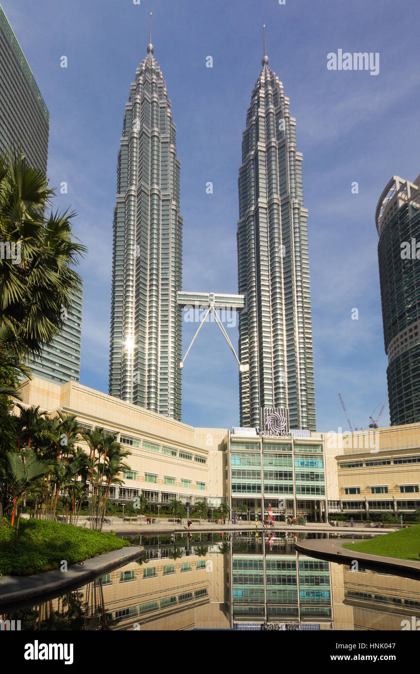 Les tours jumelles Petronas à Kuala Lumpur, Malaisie. Conçu par  l'architecte argentin Cesar Pelli Photo Stock - Alamy