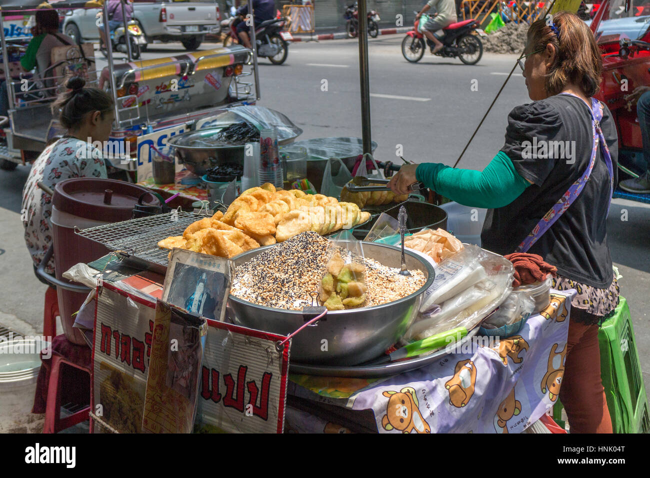De vendeurs d'aliments de rue dans le quartier chinois, Bangkok, Thaïlande Banque D'Images