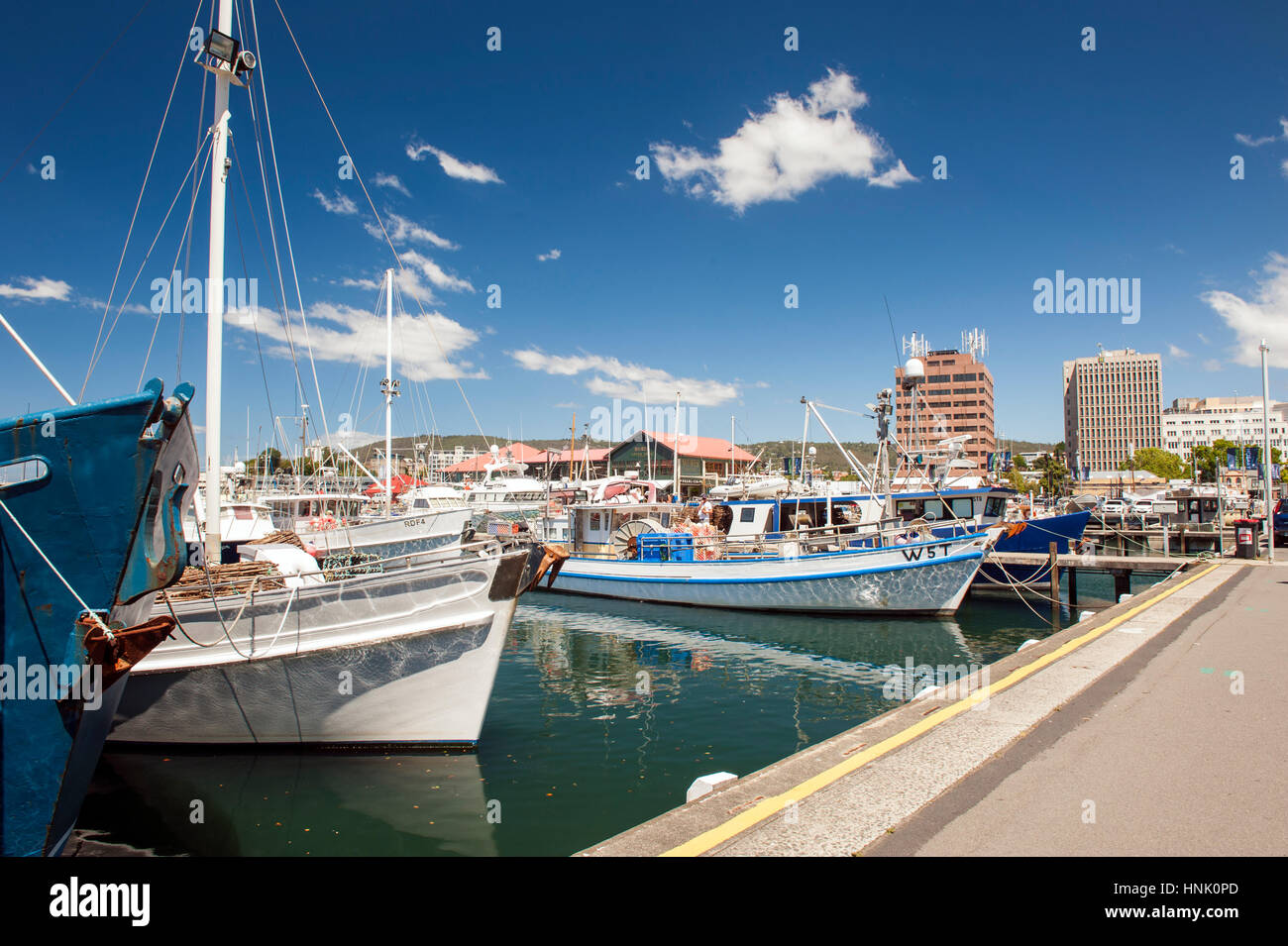 Les bateaux de pêche amarré à la constitution dock sur le front de mer de Hobart, Tasmanie. Banque D'Images
