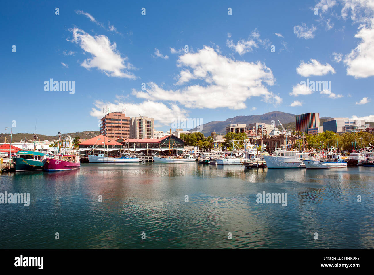 La ville de Hobart vu de constitution dock, la Tasmanie. Banque D'Images
