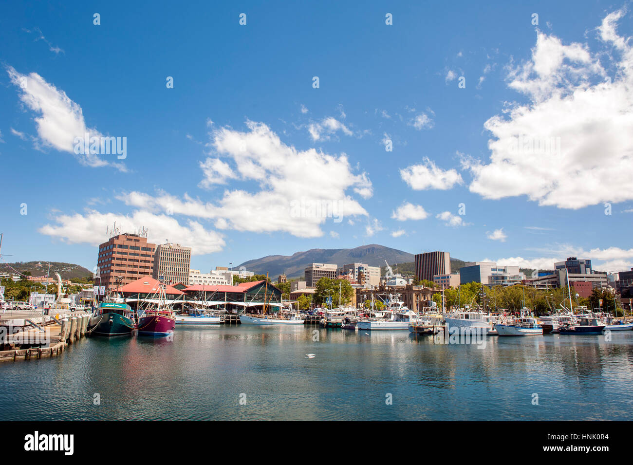 La ville de Hobart vu de constitution dock, la Tasmanie. Banque D'Images