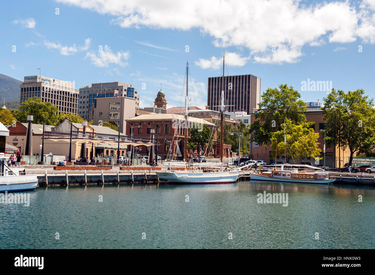 Yachts et de la ville de Hobart vu de constitution dock, la Tasmanie. Banque D'Images