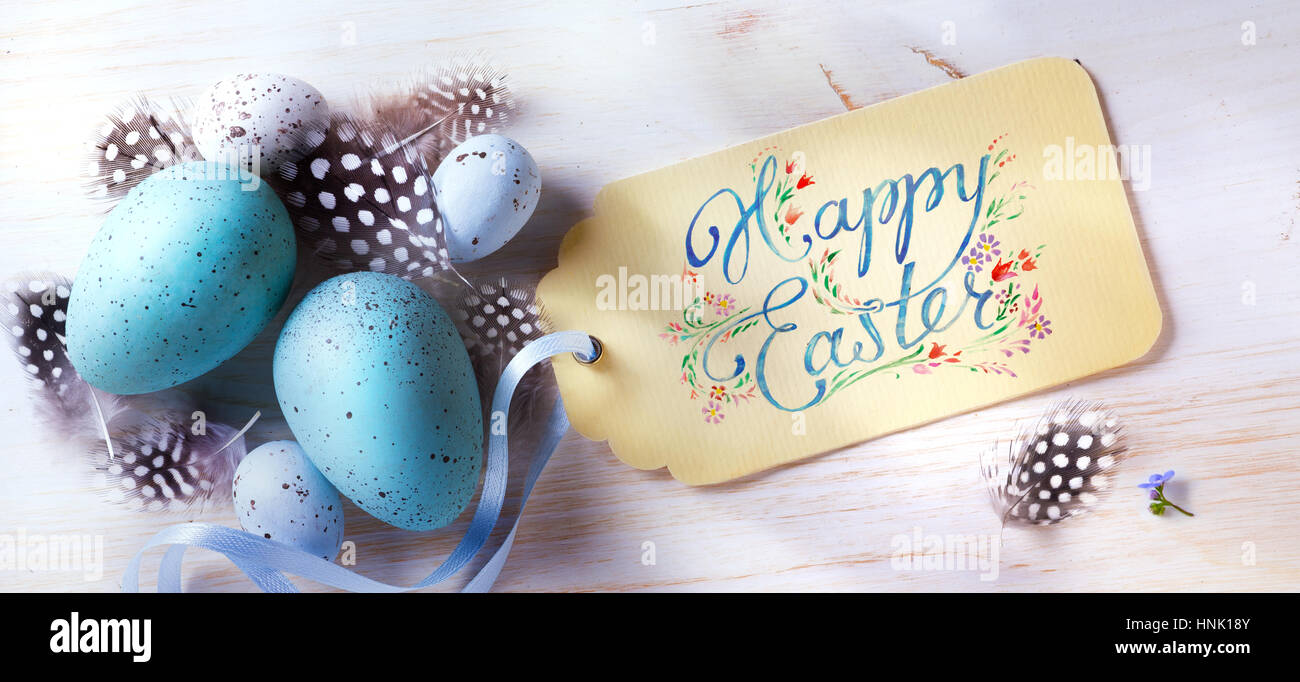 Joyeuses Pâques ; fond de fête avec des oeufs de pâques et des jours fériés card Banque D'Images
