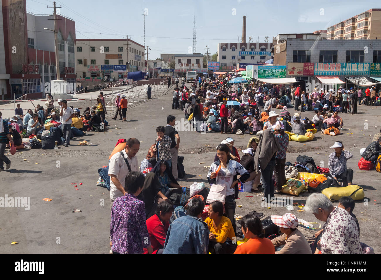 Les personnes à l'extérieur de la gare de Turpan.Région autonome du Xinjiang, Chine. Banque D'Images