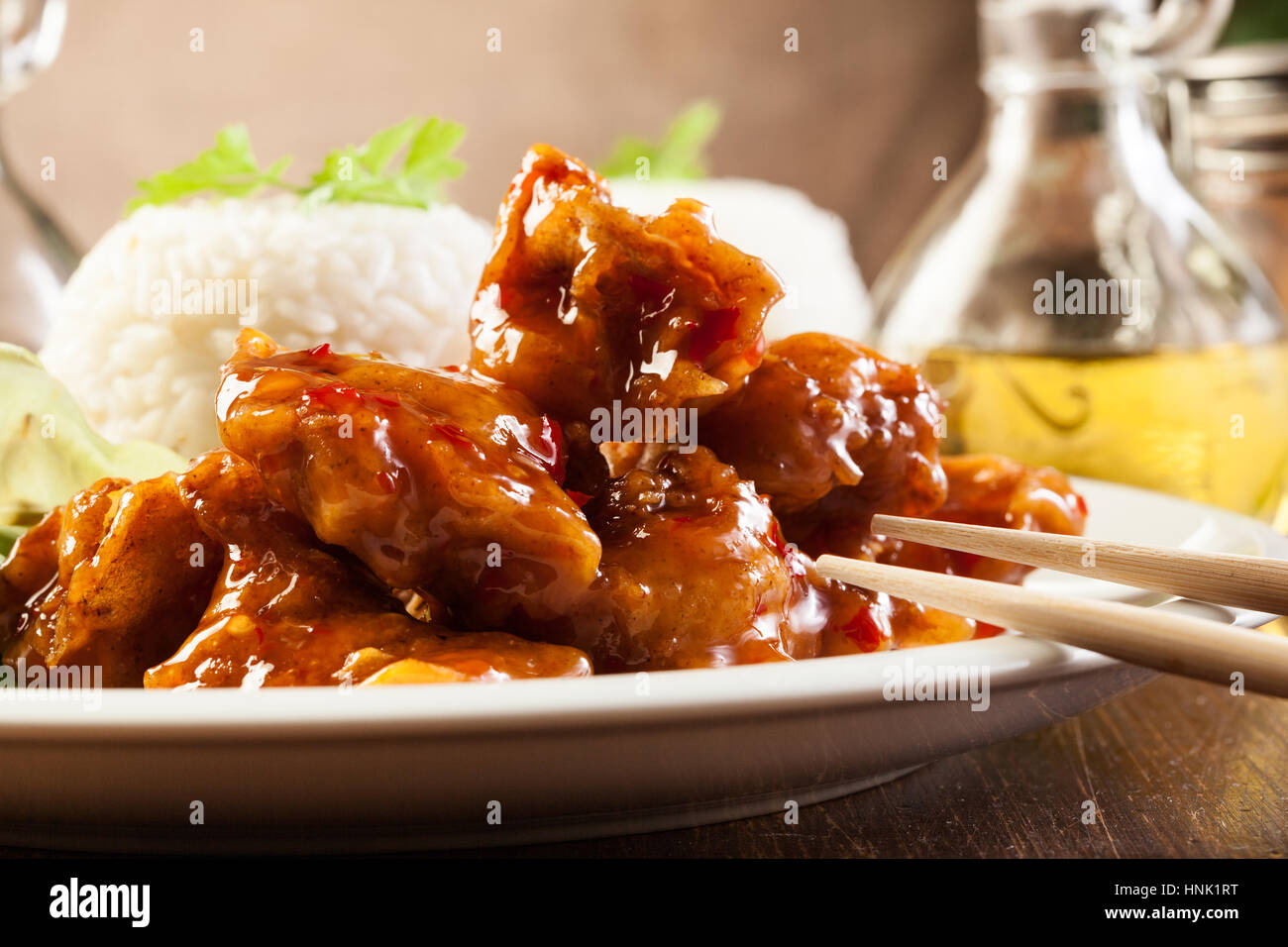 Morceaux de poulet frit à la pâte avec une sauce aigre-douce Banque D'Images