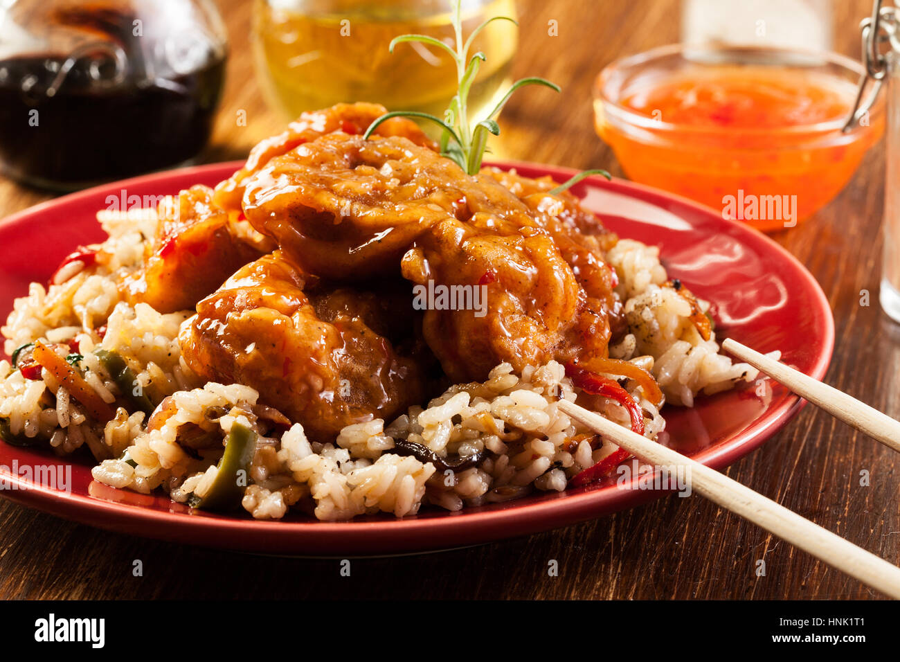 Morceaux de poulet frit avec du riz et une sauce aigre-douce Banque D'Images