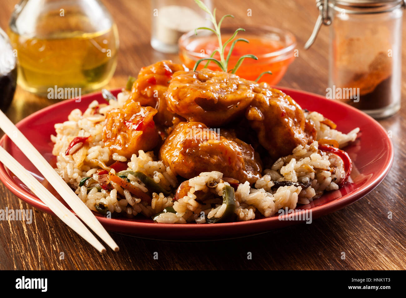 Morceaux de poulet frit avec du riz et une sauce aigre-douce Banque D'Images