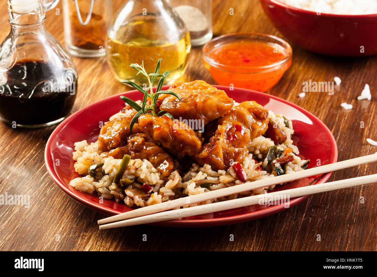 Morceaux de poulet frit avec du riz et une sauce aigre-douce Banque D'Images