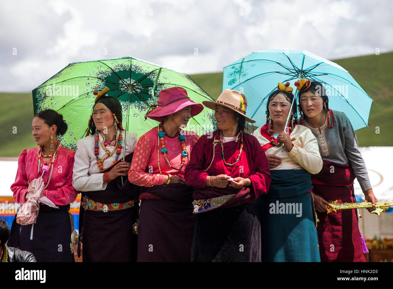 Les Khampas ethnies participent à la Fête du Cheval Manigango dans la région du Plateau tibétain dans le Sichuan, Chine Banque D'Images