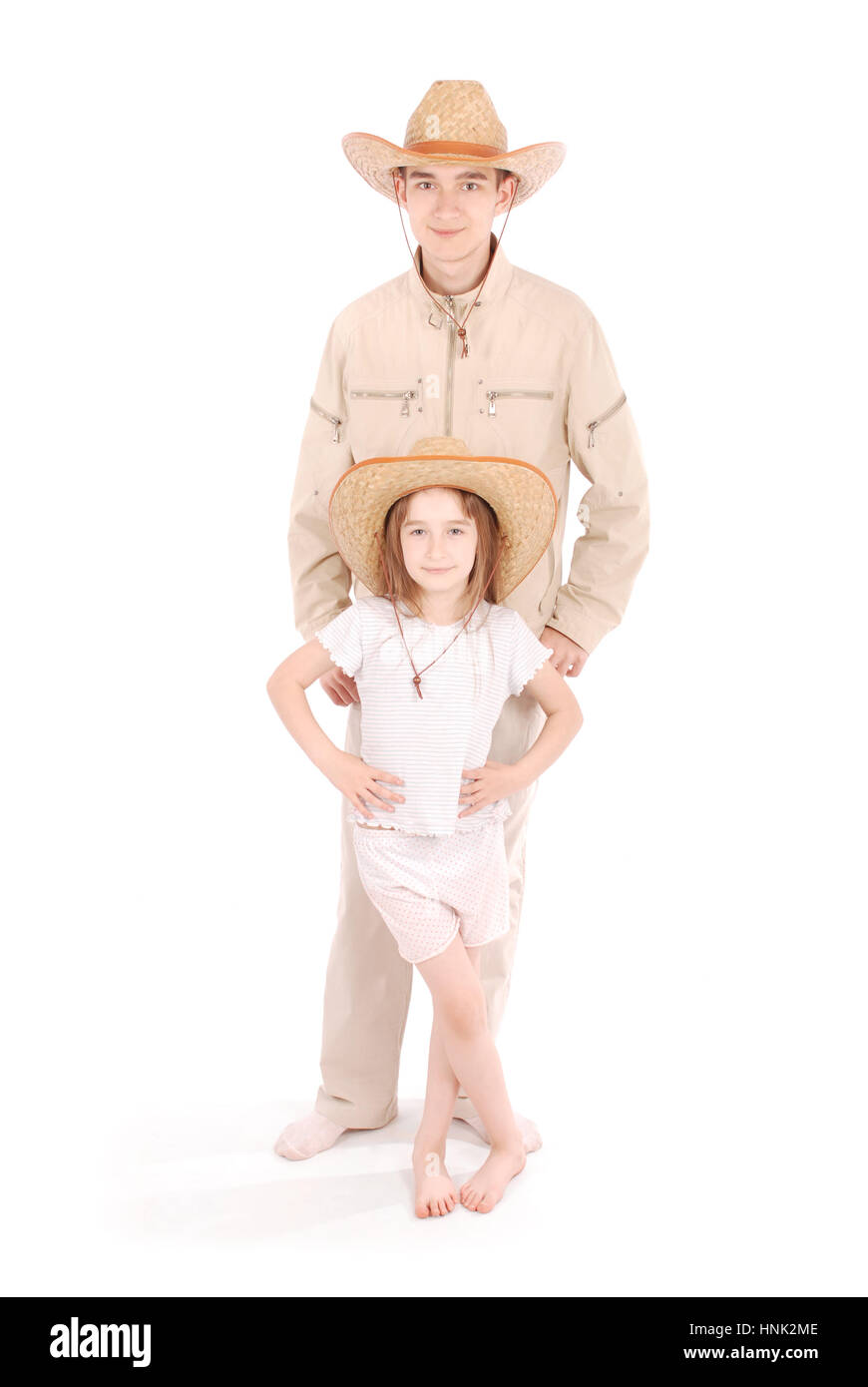 Frère et sœur en chapeaux de cow-boy isolé sur fond blanc Photo Stock -  Alamy