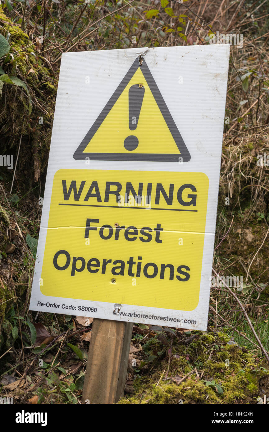 Santé et sécurité des opérations forestières/ panneau d'avertissement de danger. Banque D'Images