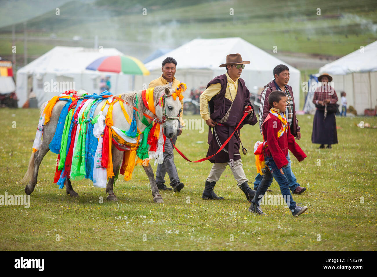 Les Khampas ethnies participent à la Fête du Cheval Manigango dans la région du plateau tibétain dans le Sichuan, Chine. Banque D'Images