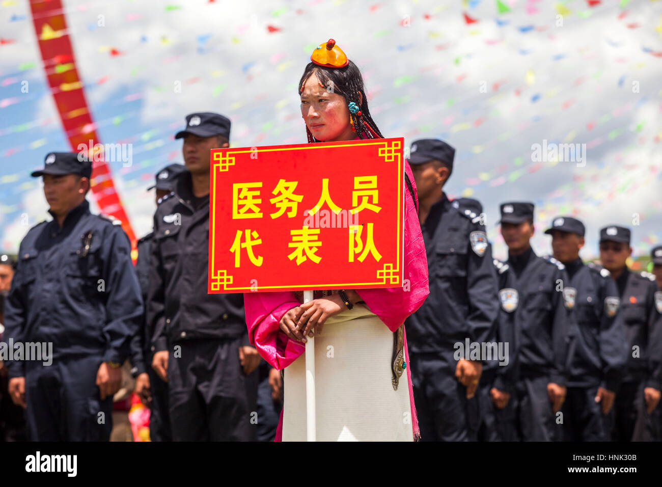 Les membres de la parade de la police chinoise au Manigango Fête du cheval dans le plateau tibétain, Sichuan, Chine Banque D'Images