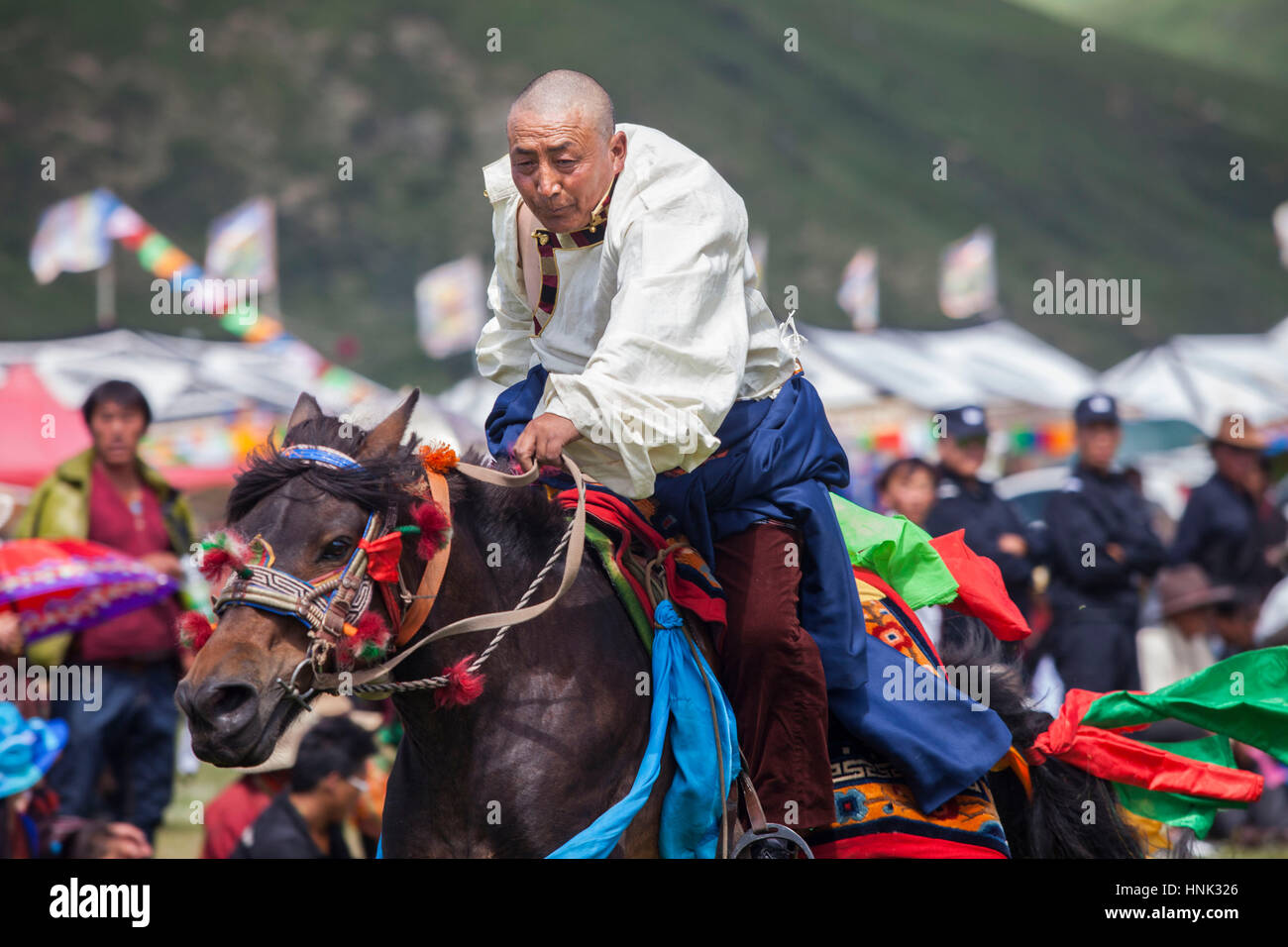 Khampa homme monter des chevaux au cours de la fête du cheval Manigango dans la région du Plateau tibétain dans le Sichuan, Chine. Banque D'Images