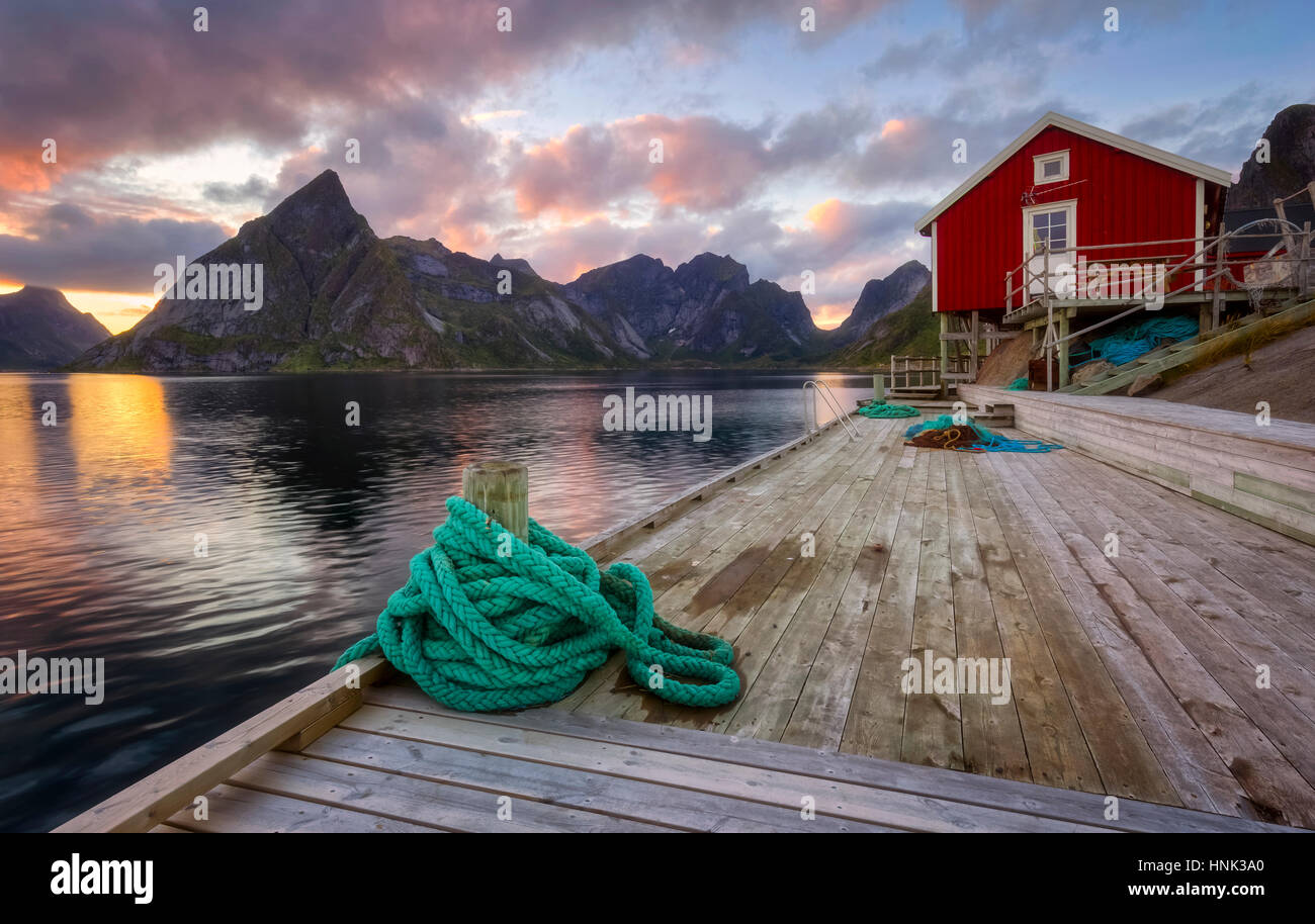 Cabane de pêche à Lille Toppoya, Lofoten, Norvège pendant le coucher du soleil Banque D'Images