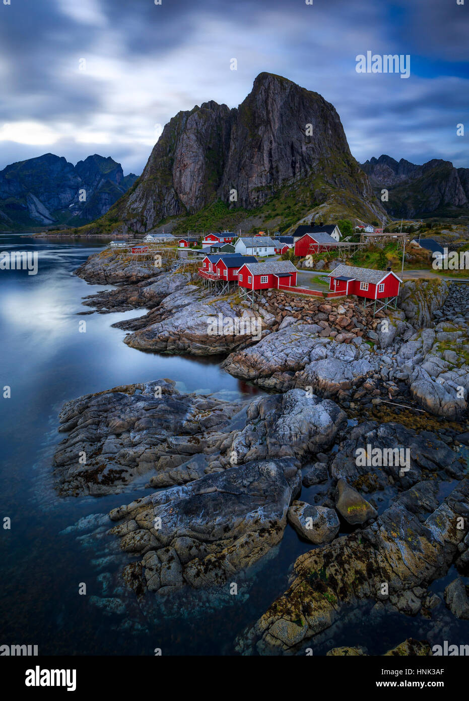 Le village de pêcheurs de Hamnoy dans l'archipel des Lofoten, dans le Nord de la Norvège Banque D'Images