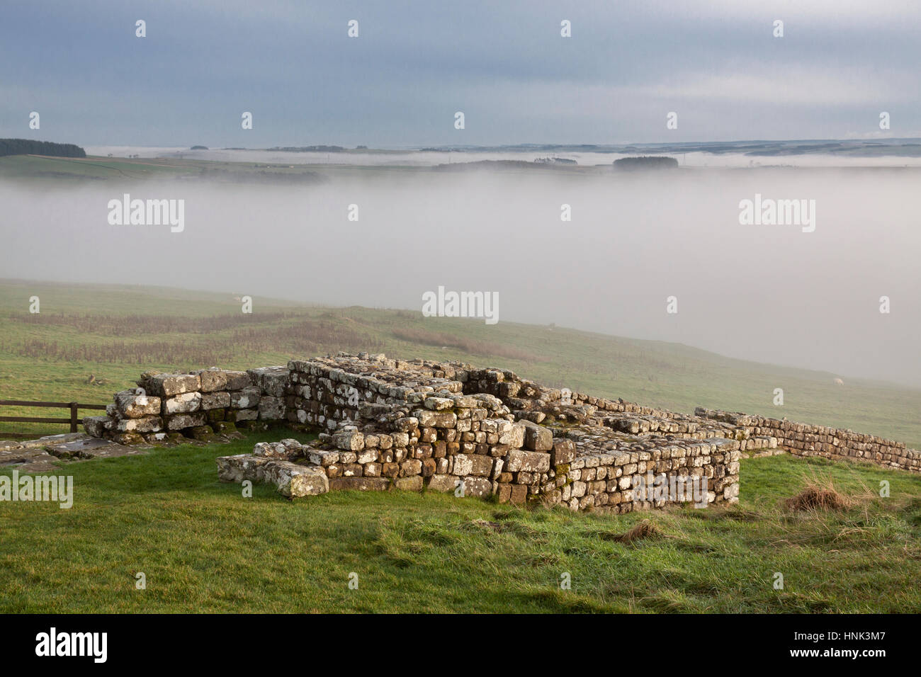 Mur d'Hadrien : Fort romain de Housesteads, partie de la porte de l'est avec le brouillard de faible altitude dans la vallée au-delà Banque D'Images