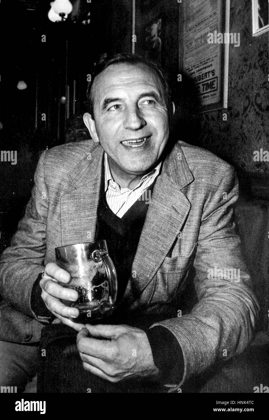 Acteur Leonard Rossiter bénéficie d''un verre au bar à côté du Théâtre Royal de Brighton début des années 80 (peut-être 1984) Banque D'Images