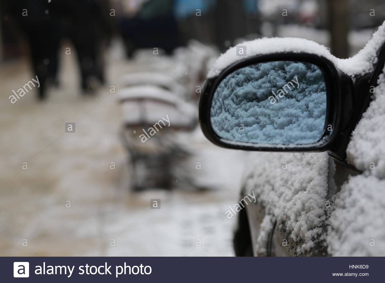Un miroir de voiture et les sièges recouverts de neige après une bonne bordée de neige en hiver au centre-ville de Budapest, Hongrie Banque D'Images