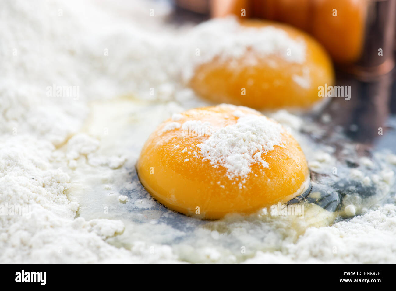 Close up de deux jaunes d'oeuf dans la farine ,point sur le premier plan tourné avec profondeur de champ étroit à ad copy space Banque D'Images