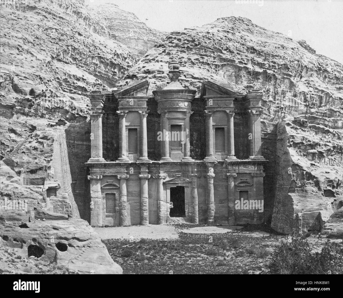 Petra; un bâtiment sculpté dans le côté d'une montagne de pierre. Dans le pays arabe de Jordanie. Photo vers 1890, avant le tourisme étendu piétiné de toute la végétation du sol. Pour voir mes autres images d'époque liées aux lieux, recherchez: Prestor vintage places Banque D'Images
