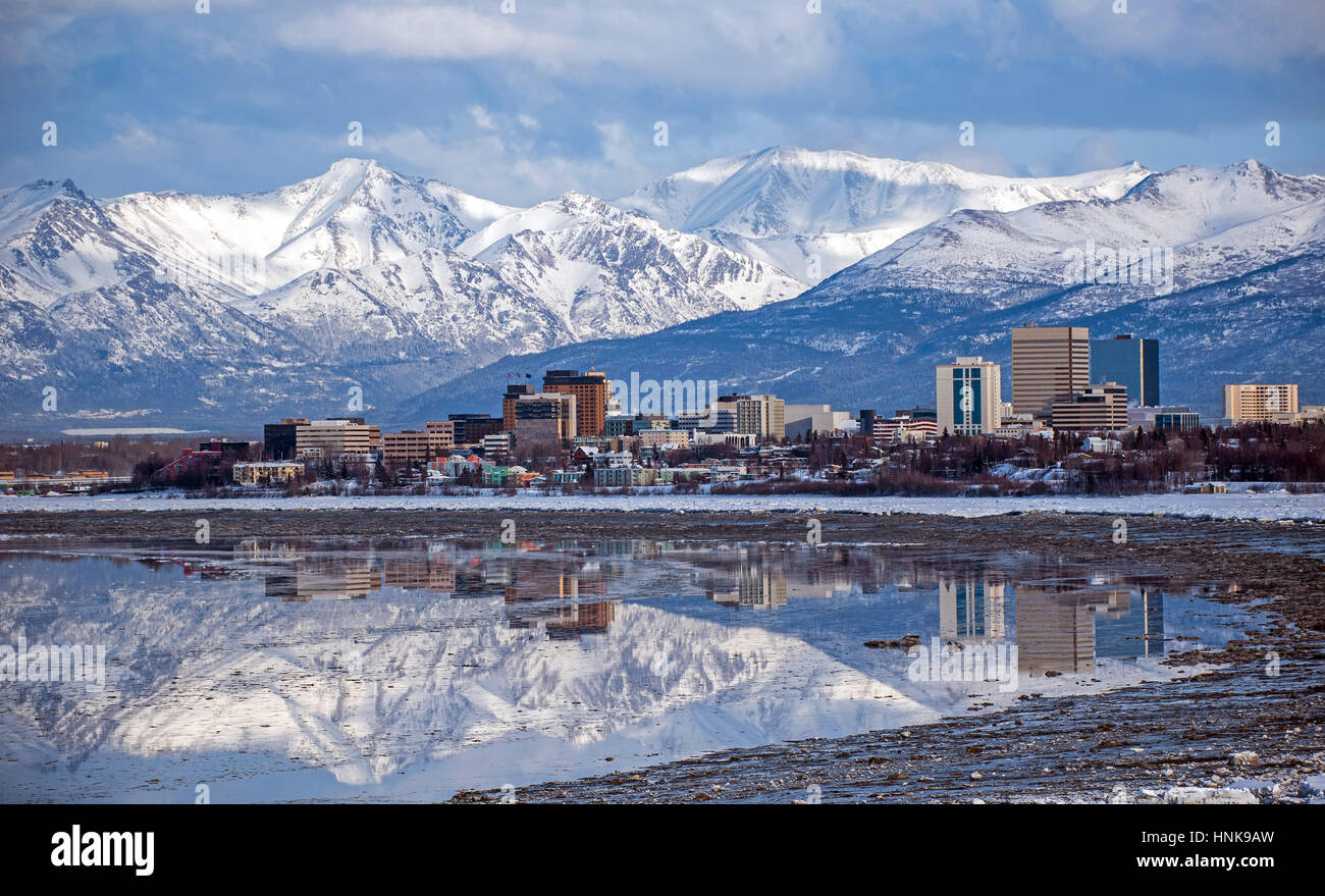 Anchorage, Alaska Skyline avec une réflexion d'hiver dans l'entrée Banque D'Images
