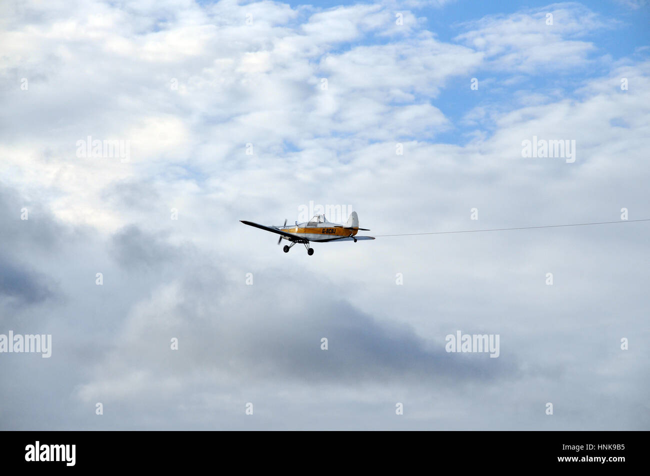 Un petit avion 3 places - towplane est utilisé pour aerotow un planeur (  sail plan) montrant la corde attachée à la traîne derrière elle Photo Stock  - Alamy