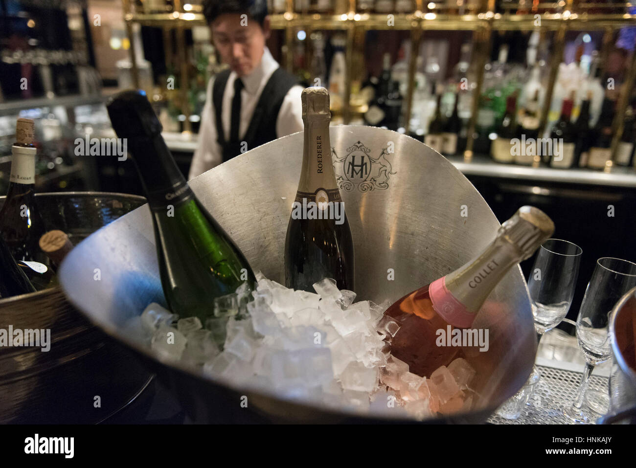 Des bouteilles de vin sont indiquées en Brasserie Bardot dans Aria Resort & Casino à Las Vegas Samedi, Novembre 21, 2015. Banque D'Images