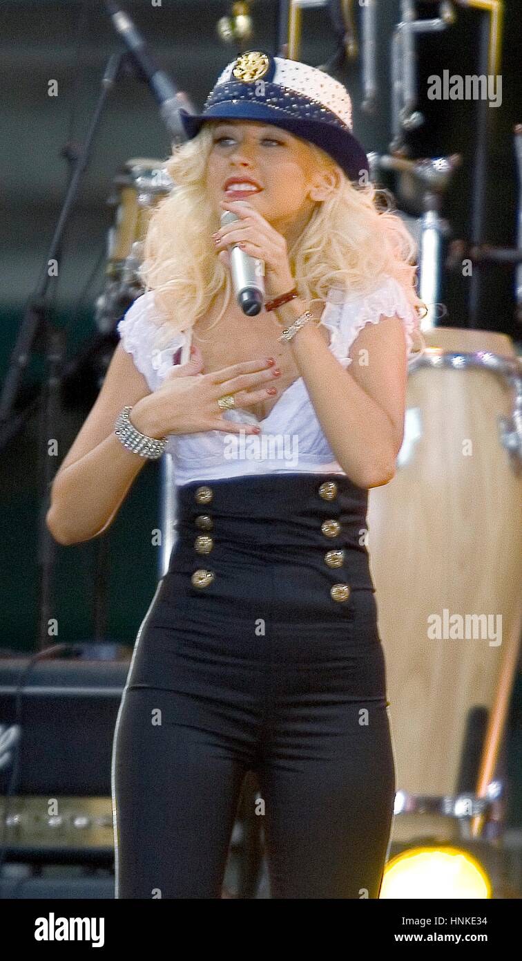 Christina Aguilera sur scène pendant l'exécution de Good Morning America au Bryant Park le 18 août 2006 à New York City Banque D'Images