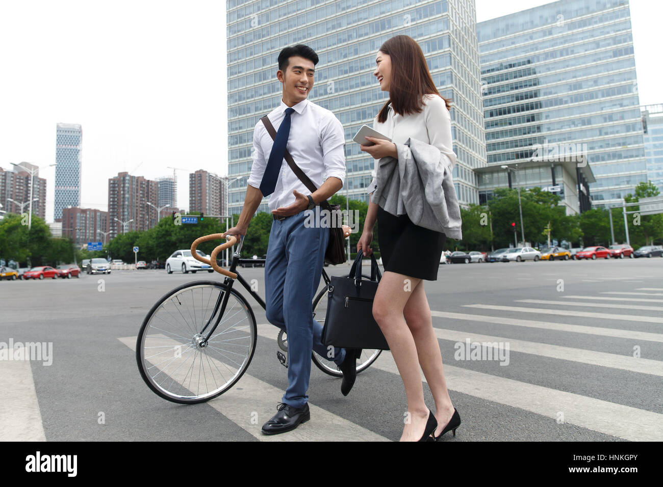 Les jeunes hommes et femmes de l'autre côté de la route Banque D'Images