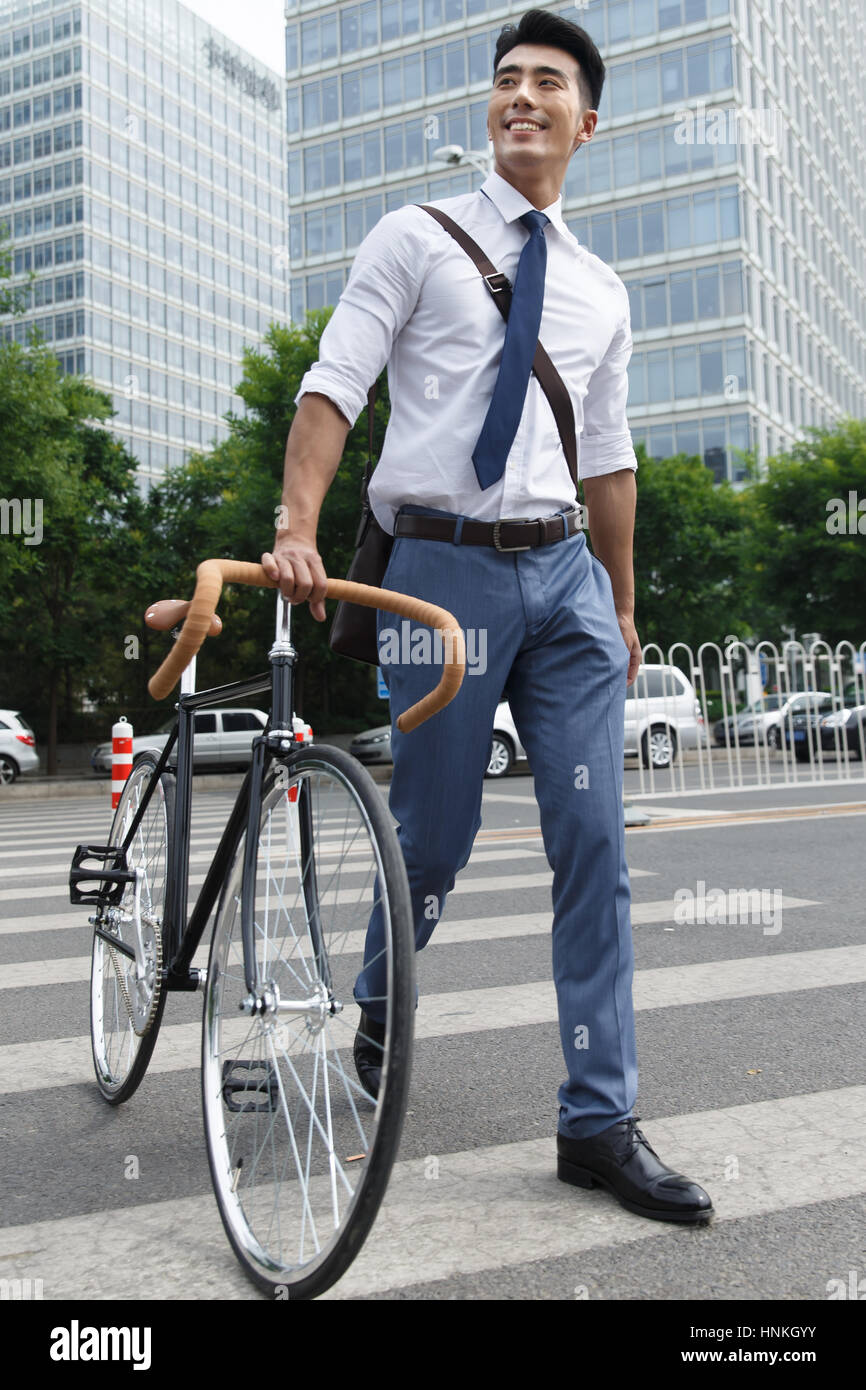 Les jeunes hommes vont travailler à vélo Banque D'Images