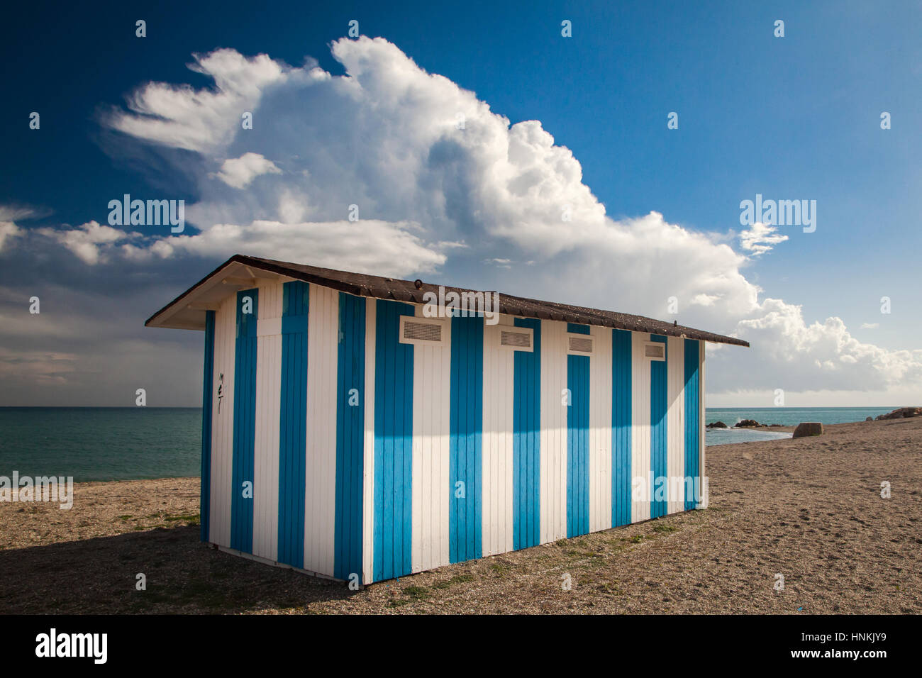 Une cabane de plage bleu et blanc sur la plage de Duquesa, dans le sud de l'Espagne Banque D'Images