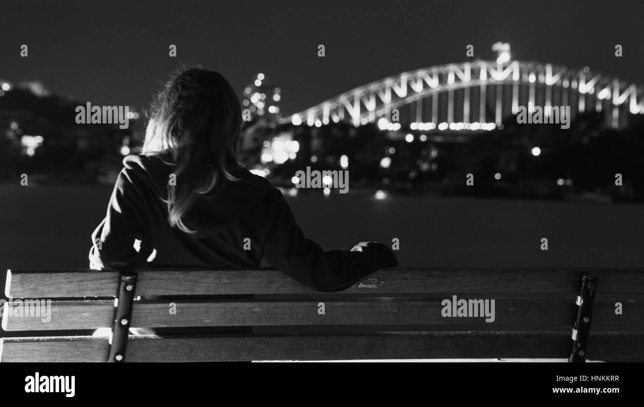 Woman admiring view port de Sydney de l'île de Cockatoo Banque D'Images