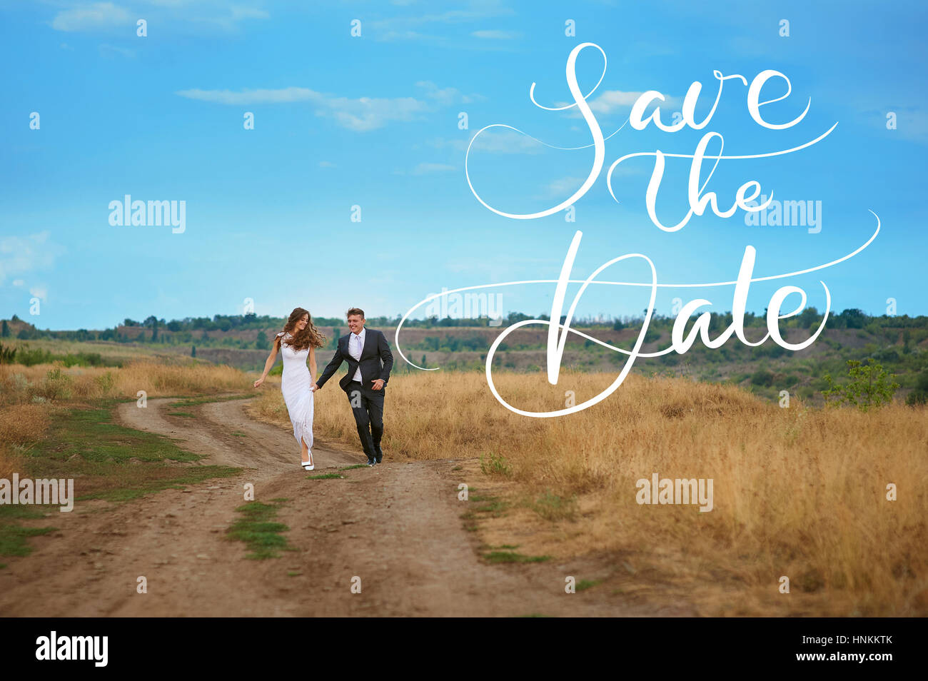 L'époux et l'épouse de marcher sur le champ dans le jour du mariage et les mots Réservez la date. Lettrage calligraphie Banque D'Images