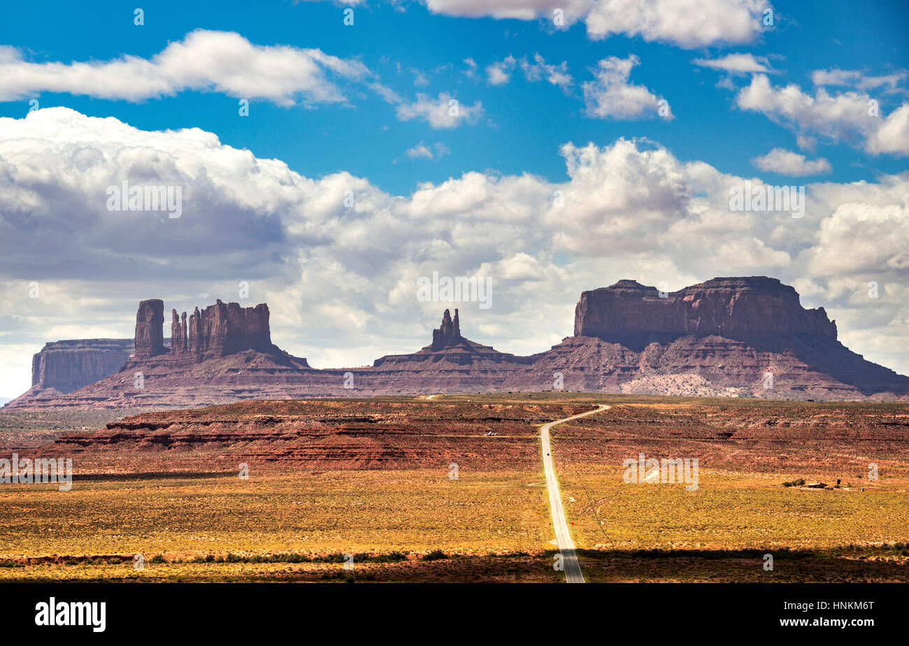 L'autoroute, l'autoroute 163 jusqu'à Monument Valley, Mexican Hat, Utah, USA Banque D'Images