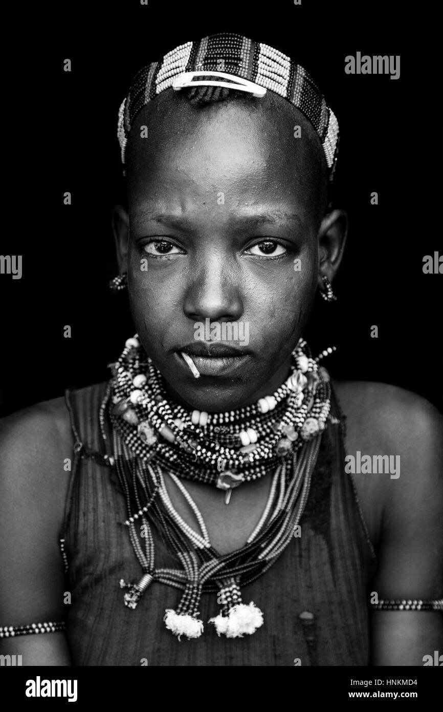 Portrait d'une Hamer Tribeswoman Au Turmi Lundi, marché Turmi, vallée de l'Omo, Ethiopie Banque D'Images