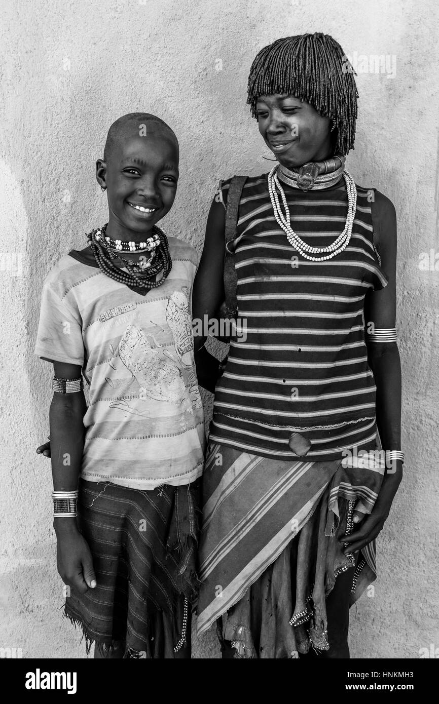 Portrait de deux femmes à la tribu Hamer Turmi Lundi, marché Turmi, vallée de l'Omo, Ethiopie Banque D'Images