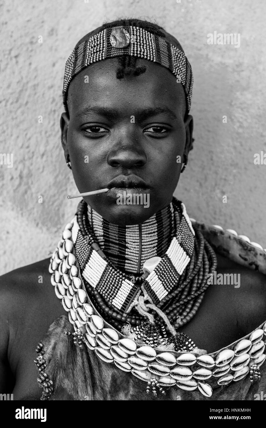 Portrait d'un jeune Hamer Tribeswoman Au Turmi Lundi, marché Turmi, vallée de l'Omo, Ethiopie Banque D'Images