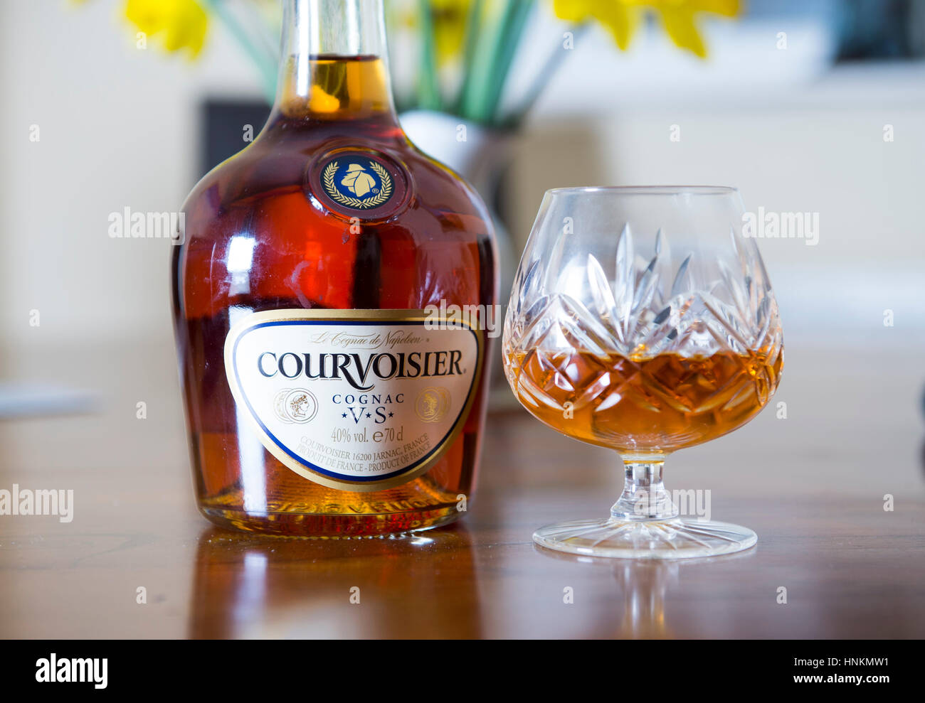 Bouteille de cognac courvoisier Banque de photographies et d'images à haute  résolution - Alamy