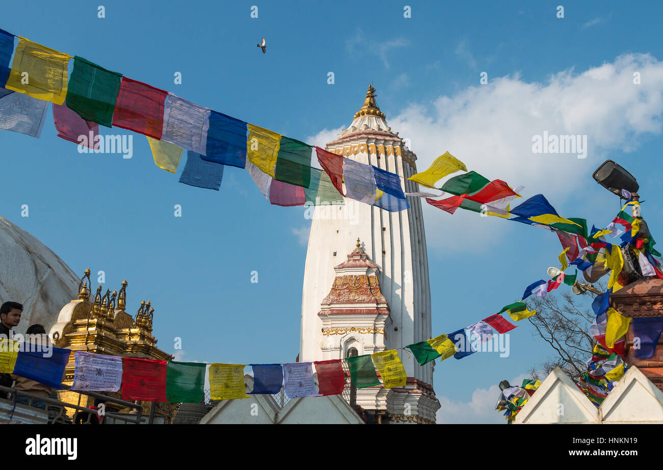 Stupa doré et temple avec les drapeaux de prières à Katmandou, capitale du Népal Banque D'Images