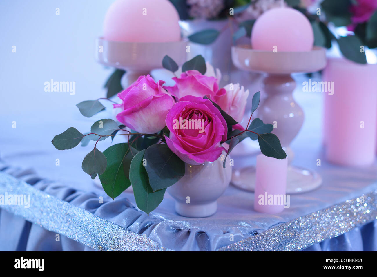 Un beau décor de fleurs sur une table de mariage dans un restaurant. Banque D'Images