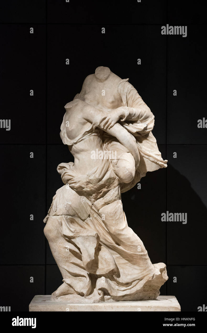 Rome. L'Italie. Groupe de deux jeunes filles, jouant, ephedrismós (un jeu populaire dans la Grèce antique) Sculpture en Pentelic marble, le grec original à partir de la fin de t Banque D'Images