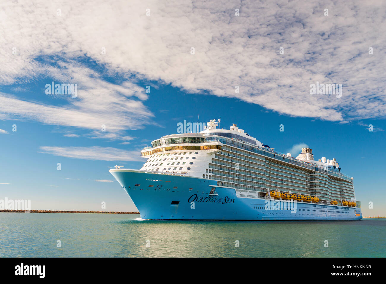 Port Adélaïde, Australie du Sud, le 14 février 2017 : Ovation MS de la mer Bateau de croisière quitter avant-port. C'est troisième navire de la classe de Quantum Banque D'Images
