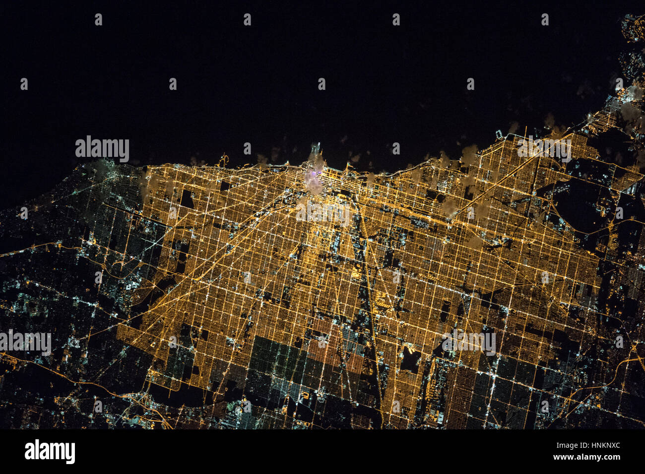 Le commandant de l'expédition 47 Tim Kopra de NASA a repris cette nuit lumineuse l'image de la ville de Chicago le 5 avril 2016, à partir de la Station spatiale internationale. Kopra (@Astro tim) a écrit, '# Goodnight # Chicago du @space Station. N° CitiesFromSpace» Banque D'Images